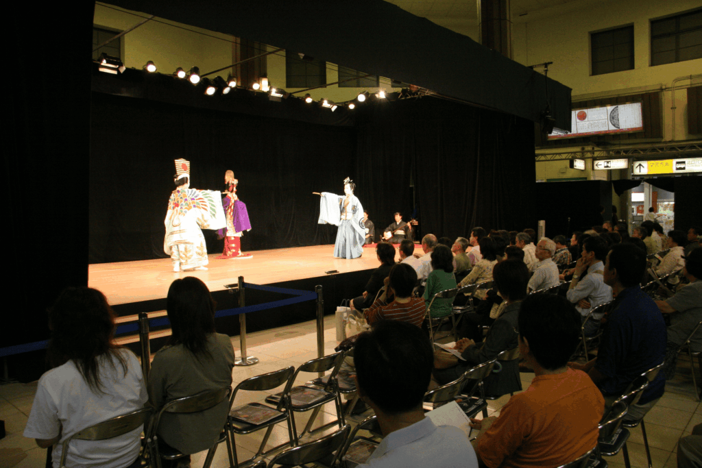 東京駅丸の内北口ドームの特設舞台で演じる西若座