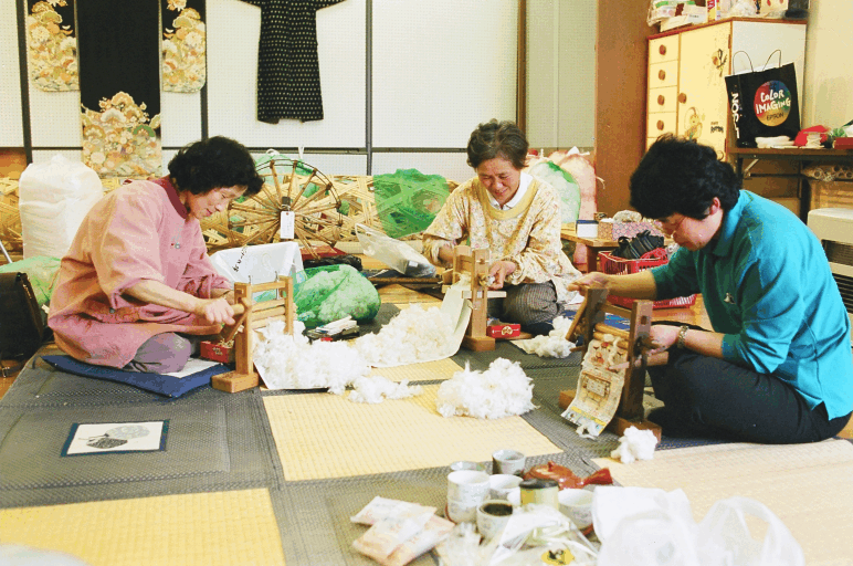 小道具作り：綿の種きりをするボランティア。／平成15年