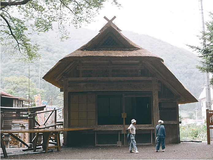 福島県桧枝岐の舞台。駒岳神社境内に常設されている。